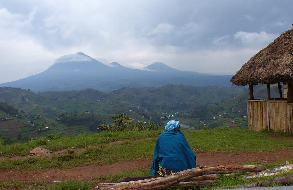 vulkanberge im grenzgebiet von uganda zu ruanda